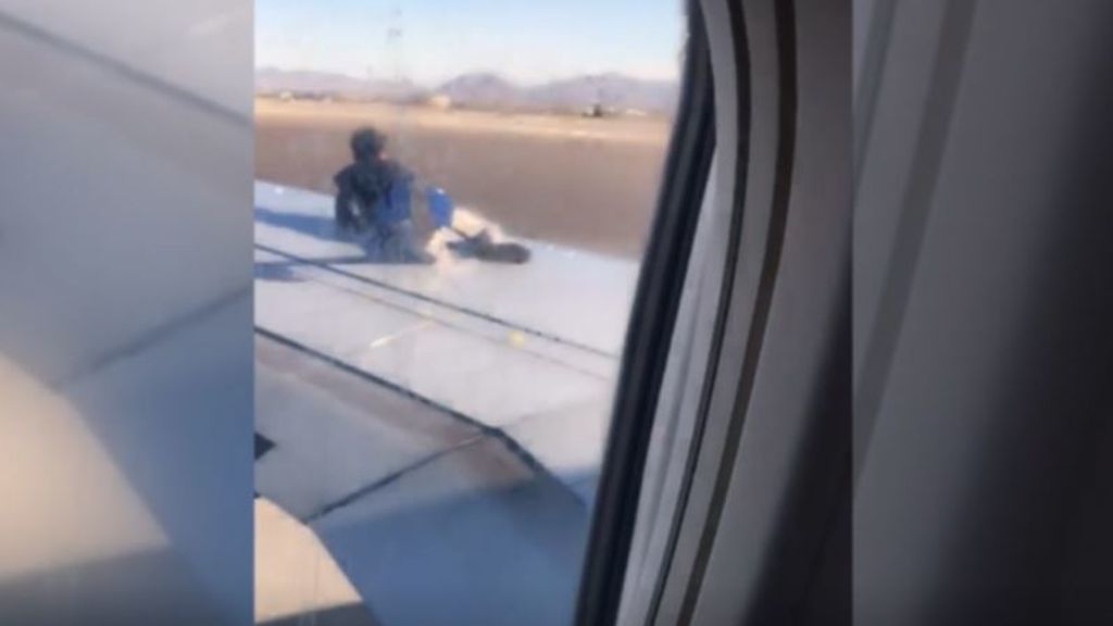 Un individuo salta la valla de seguridad de un aeropuerto de Las Vegas y escala hasta el ala antes de su despegue