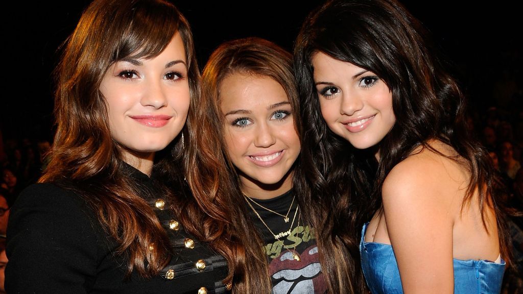 DEMI LOVATO, MILEY CYRUS Y SELENA GOMEZ EN LA ENTREGA DE LOS TCA DE 2008