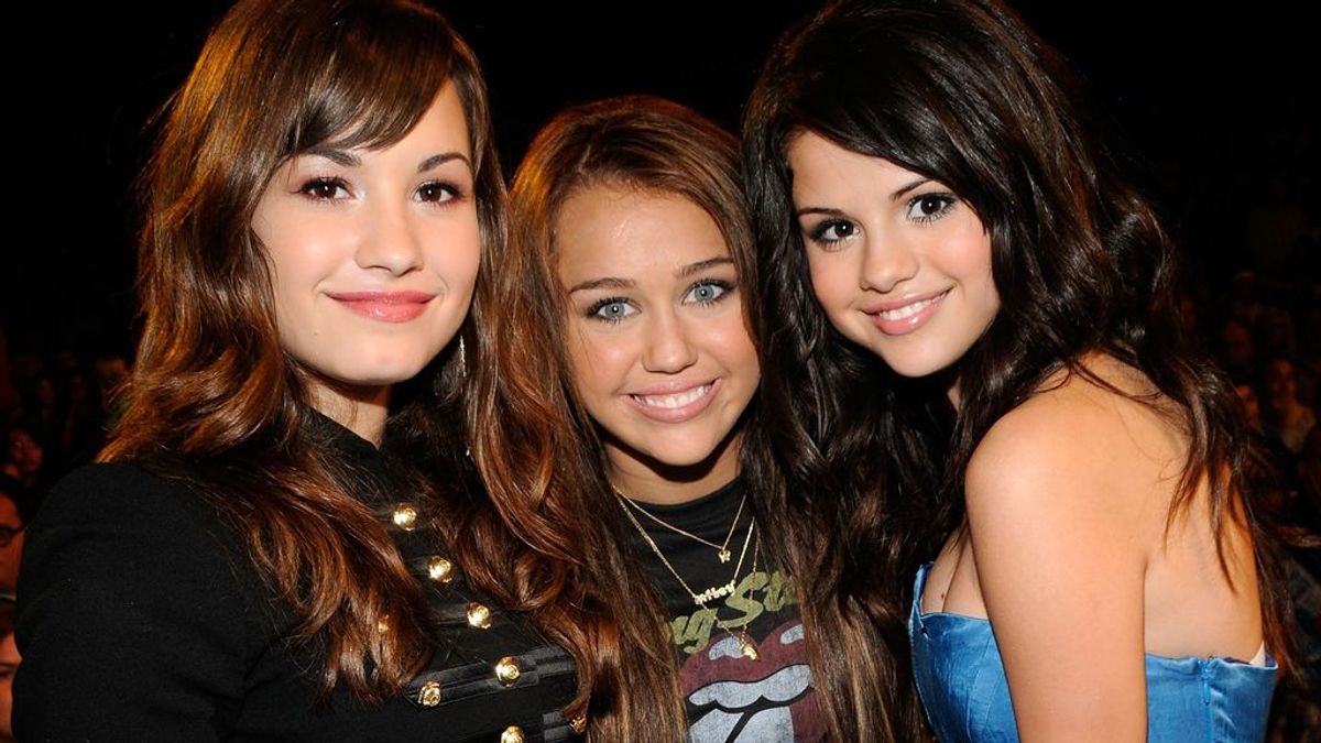 DEMI LOVATO, MILEY CYRUS Y SELENA GOMEZ EN LA ENTREGA DE LOS TCA DE 2008