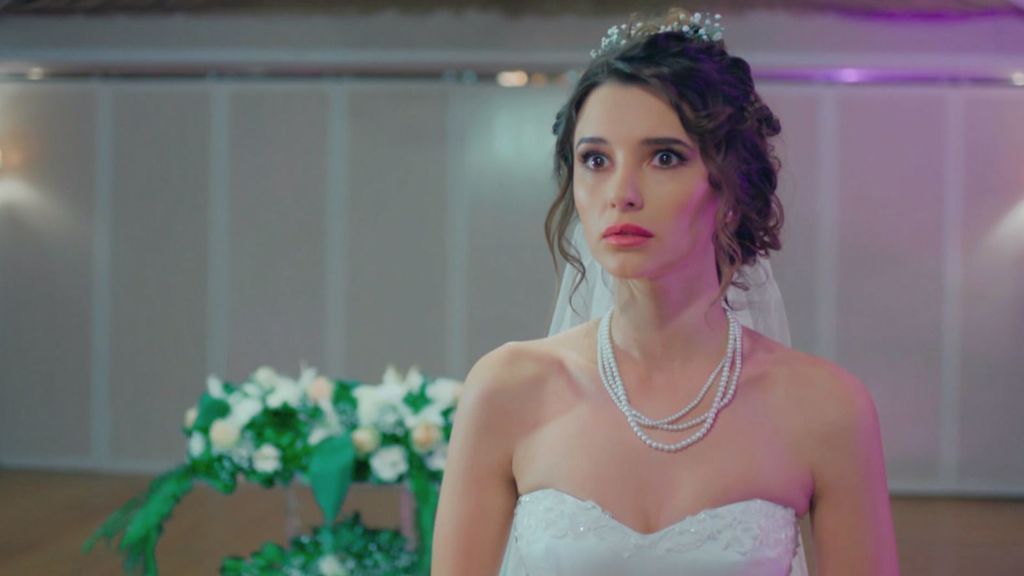 Pelin, plantada en el altar en el primer capítulo de 'Dulce venganza'
