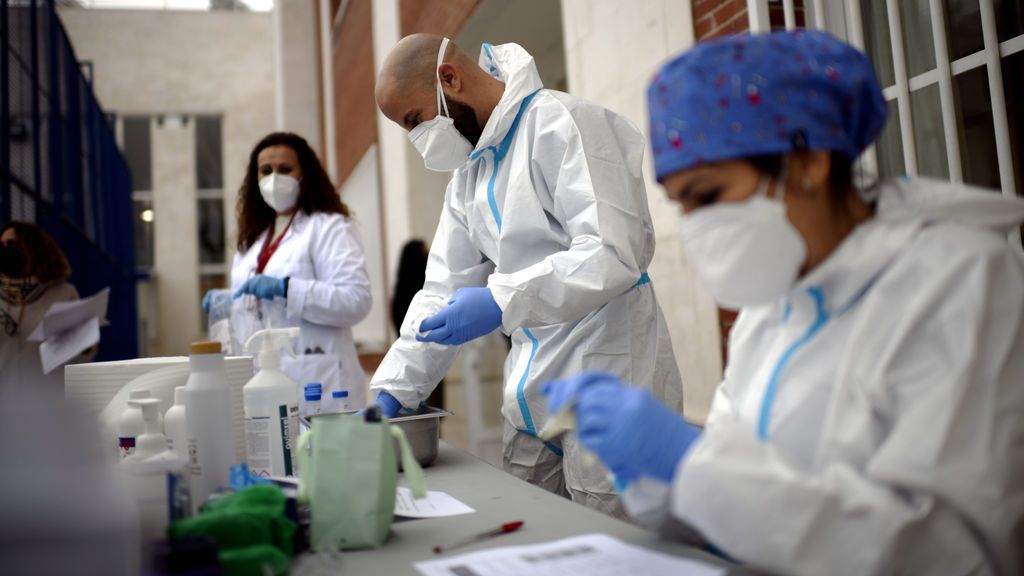 Madrid sufre otra subida de hospitalizados por coronavirus, con los contagios al alza Madrid sufre otra subida de hospitalizados por coronavirus, con los contagios al alza