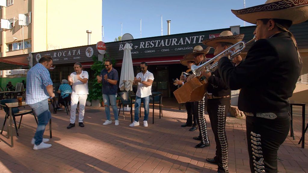 Los chicos sorprenden a Raúl con unos mariachis que le cantan la canción del Vaquilla
