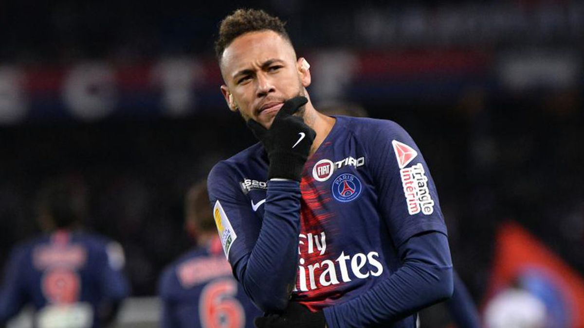 Neymar sufre un esguince en su tobillo y estará tres semanas de baja: "Dios me libró" Neymar sufre un esguince en su tobillo y estará tres semanas de baja: "Dios me libró"