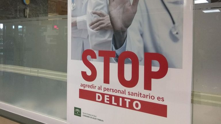 Detenido por agredir a cuatro ginecólogos que no le dejaron entrar con su mujer embarazada a una revisión. Detenido por agredir a cuatro ginecólogos que no le dejaron entrar con su mujer embarazada a una revisión.