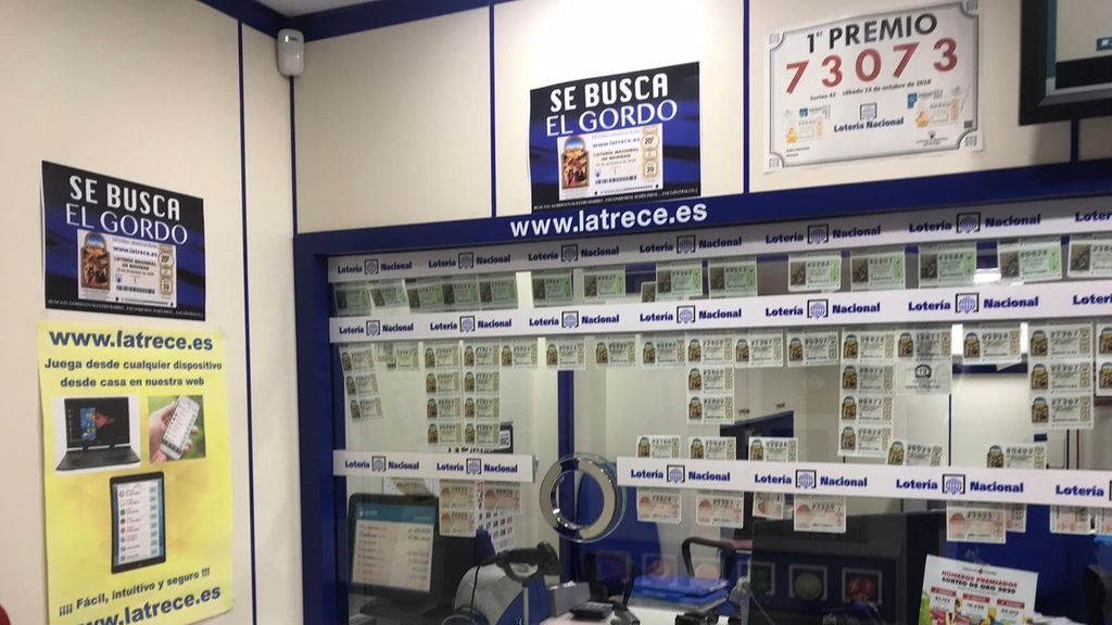 Un lotero de Almería esconde diez décimos del sorteo de El Gordo por el barrio para animar las compras Un lotero de Almería esconde diez décimos del sorteo de El Gordo por el barrio para animar las compras