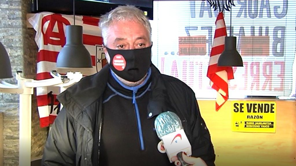 El hostelero de Ermua que se ha encerrado en su bar por no poder abrir: "No hemos tenido miedo al Covid-19, pero tenemos miedo al hambre" El hostelero de Ermua que se ha encerrado en su bar por no poder abrir: "No hemos tenido miedo al Covid-19, pero tenemos miedo al hambre"
