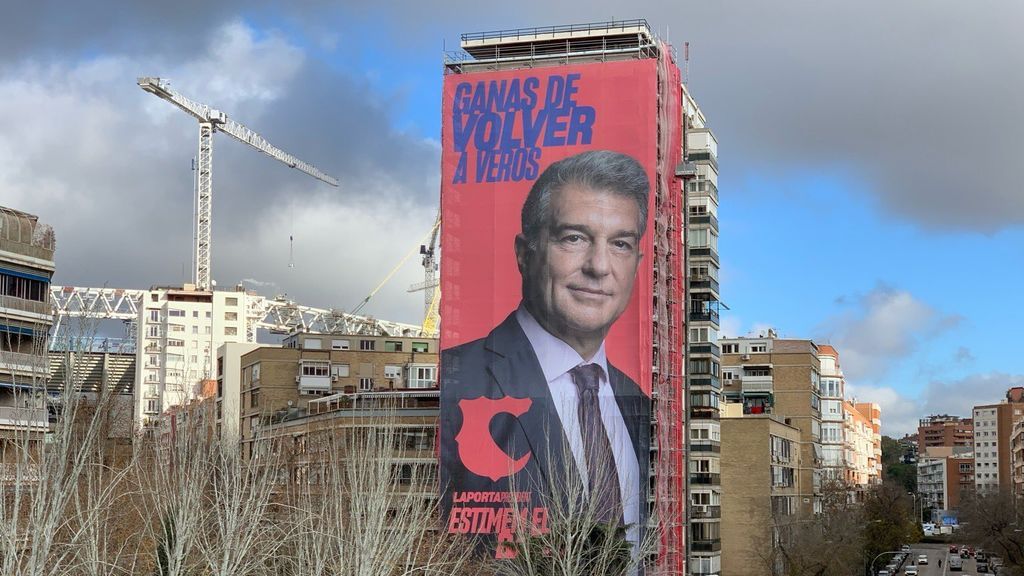 Laporta cuelga un cartel gigante con su cara al lado del Bernabéu: "Ganas de volver a veros"