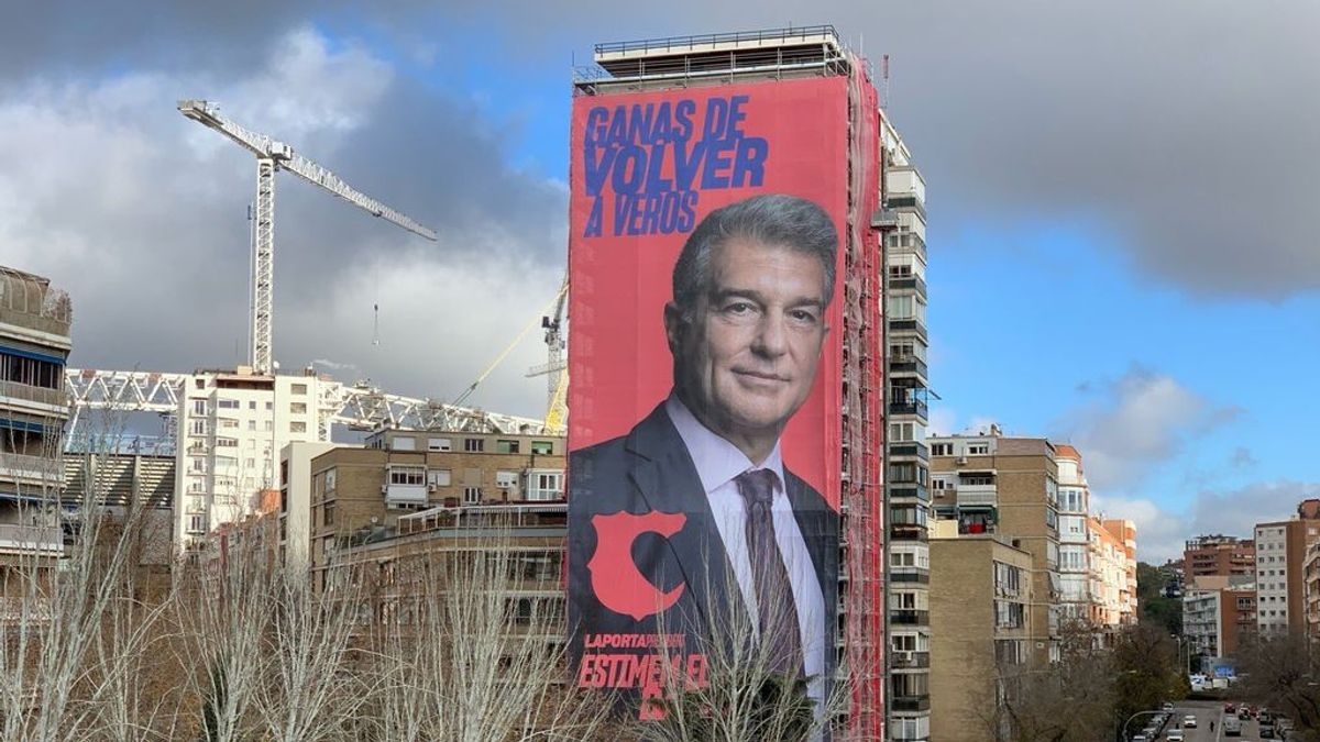 Laporta cuelga un cartel gigante con su cara al lado del Bernabéu: "Ganas de volver a veros" Laporta cuelga un cartel gigante con su cara al lado del Bernabéu: "Ganas de volver a veros"