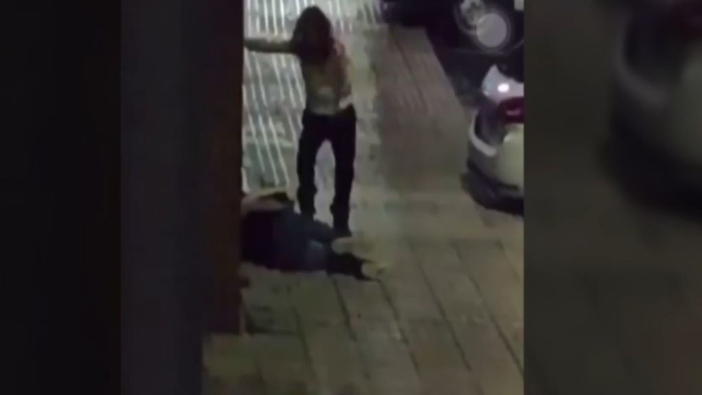 Buscan a una mujer que dio una paliza a su pareja en plena calle en Cantabria