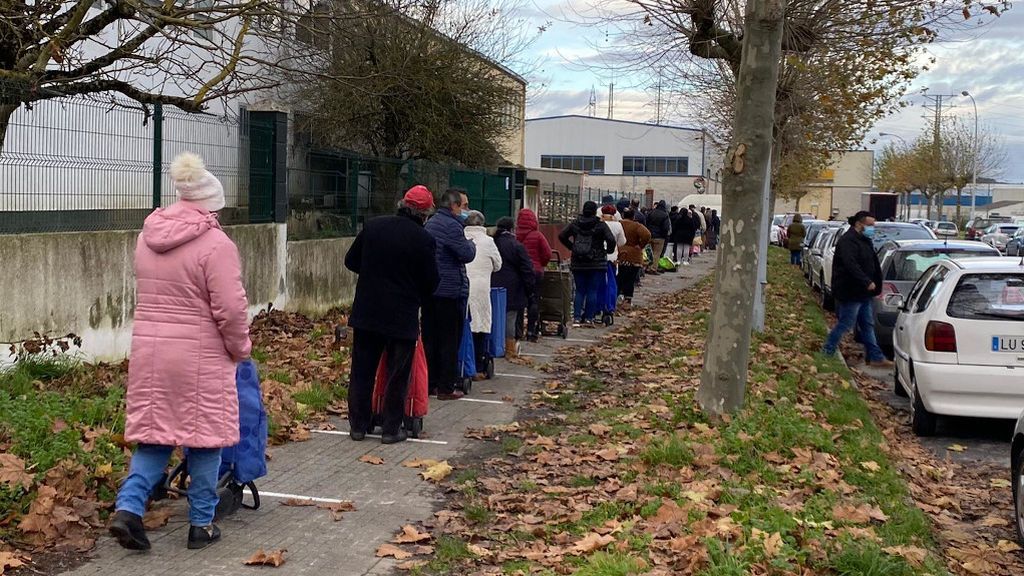 Personas haciendo cola a las puertas del Banco de Alimentos de Lugo