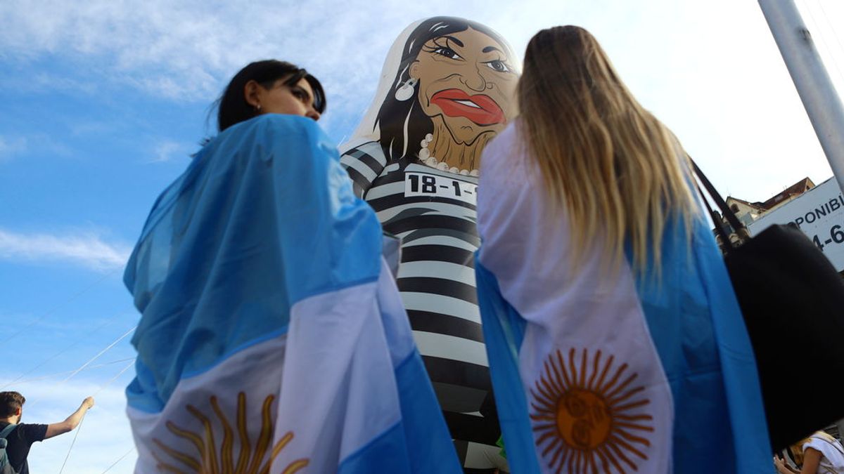 La presidenta de Argentina acusada de "dar un golpe a la Constitución" por la oposición La presidenta de Argentina acusada de "dar un golpe a la Constitución" por la oposición