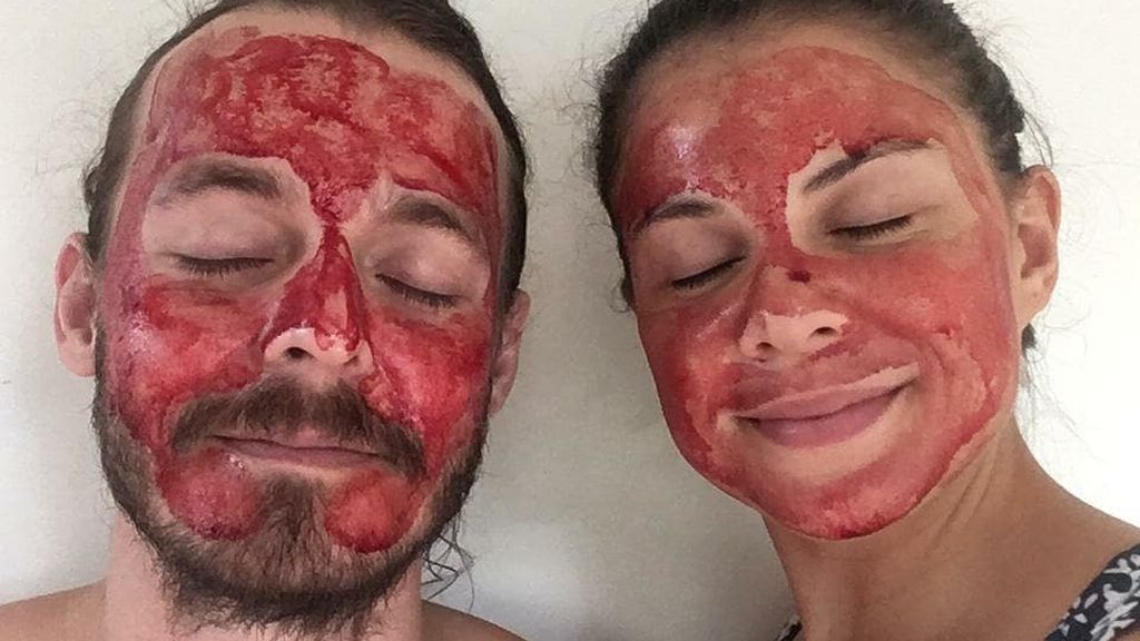 Una chica y su novio prueban las mascarillas con sangre menstrual
