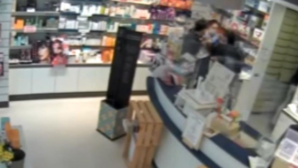 Atraco a una farmacia de Barcelona: "En vez de coger el dinero y largarse, seguían agrediéndonos"