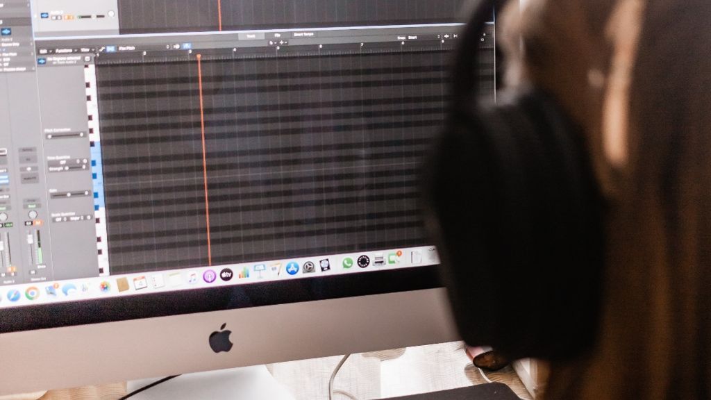Una chica grabando su voz