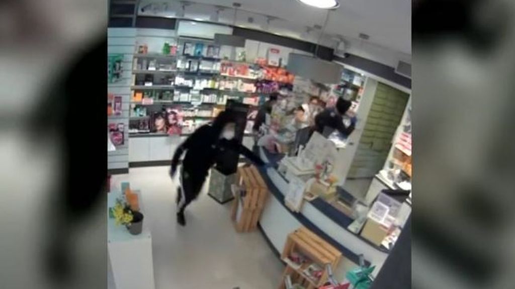 Violento atraco a una farmacéutica para robar la caja recaudadora en Barcelona
