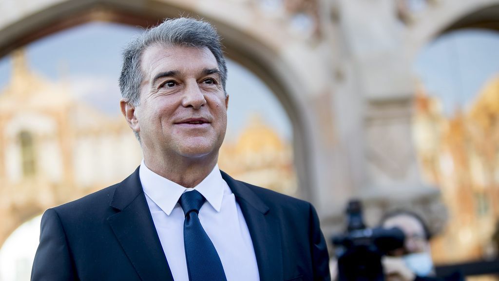 Provocando con canas: Laporta cuelga un cartel enorme en un edificio de Madrid con el Bernabéu de fondo