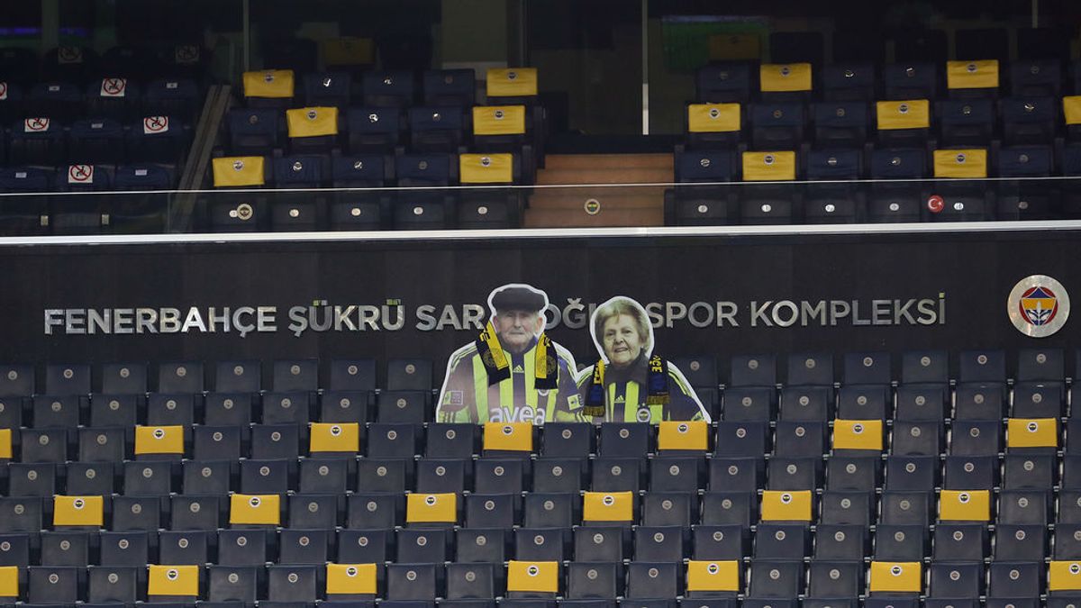 Homenaje a la fidelidad: el Fenerbahçe rinde tributo al matrimonio 'sénior' que ya se fue