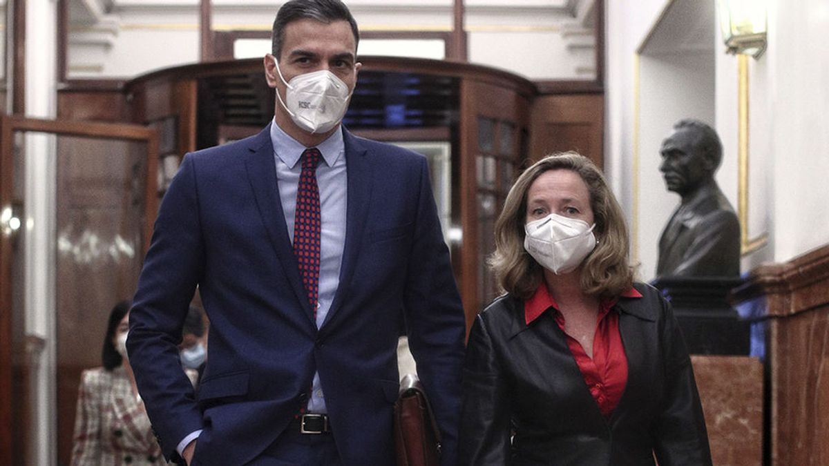 Sánchez defiende a Calviño y alaba su mirada "progresista y de izquierdas" tras las críticas de Podemos Sánchez defiende a Calviño y alaba su mirada "progresista y de izquierdas" tras las críticas de Podemos