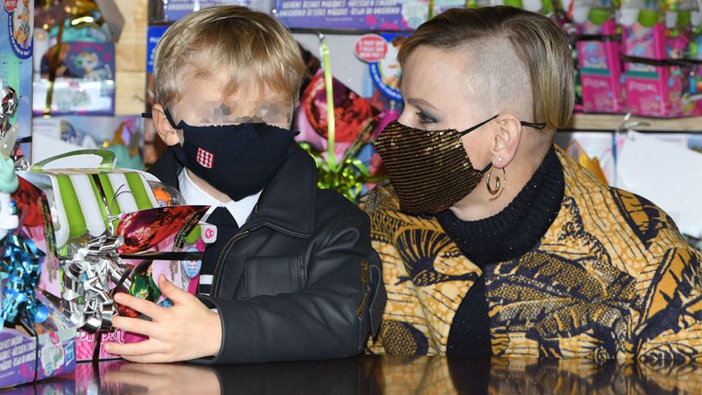 Charlene de Mónaco, con su hijo, estrenando look con cabeza rapada