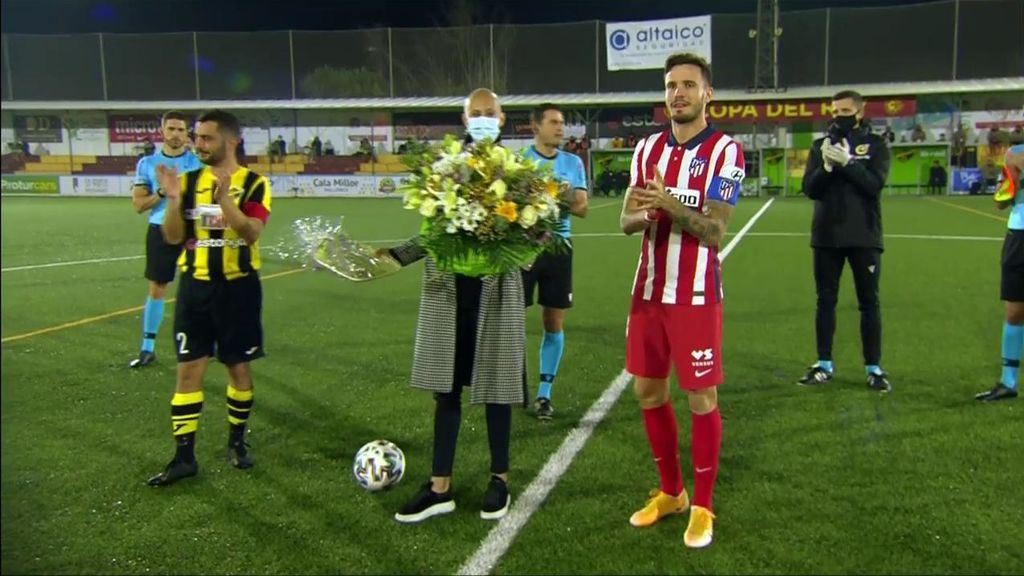 Virginia Torrecilla hace el saque de honor en el Cardassar-Atlético