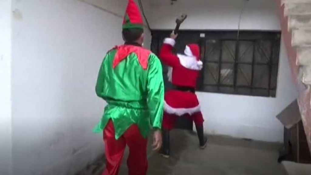 Un policía de Papá Noel y otro de Elfo detienen a un traficante en su vivienda
