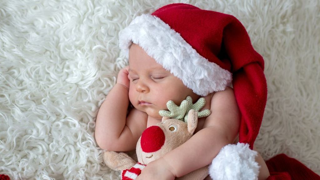 Una sesión de fotos con el niño caracterizado con algún atuendo navideño también será una buena idea.