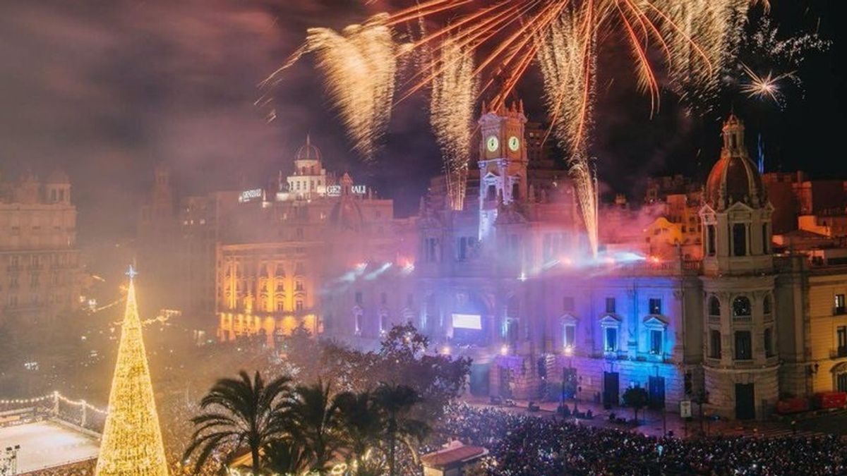 Valencia cerrará su plaza del Ayuntamiento en Nochevieja para evitar concentraciones ante el repunte de casos Valencia cerrará su plaza del Ayuntamiento en Nochevieja para evitar concentraciones ante el repunte de casos