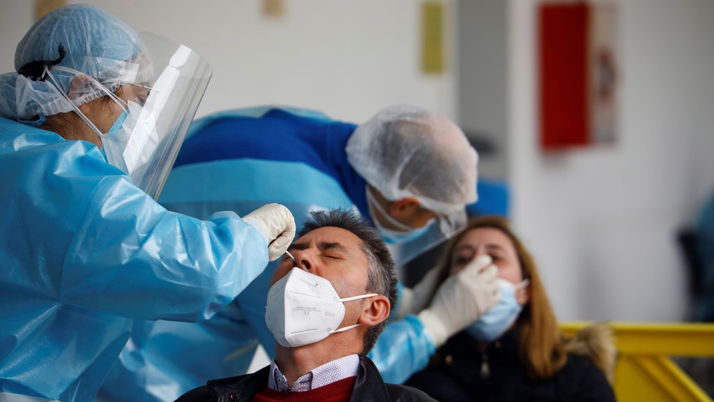 Madrid suma un nuevo máximo de 2.452 contagios y medio centenar de hospitalizados más