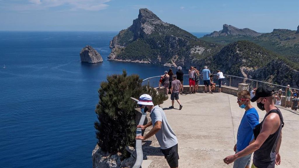 El desplome del turismo deja una crisis asimétrica: Baleares y Canarias, las más castigadas, según Funcas El desplome del turismo deja una crisis asimétrica: Baleares y Canarias, las más castigadas, según Funcas