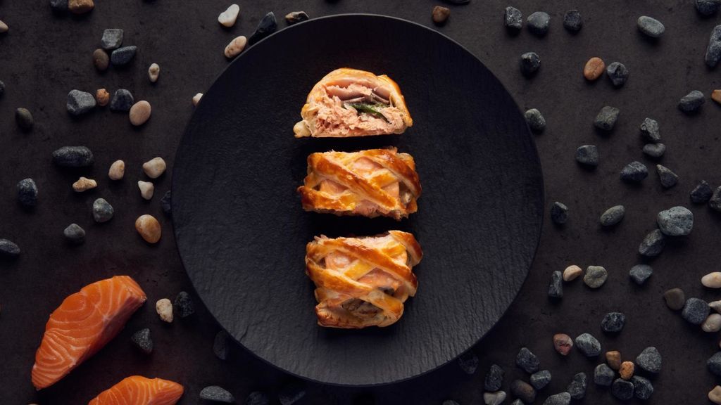 Salmón al horno con setas shitake, tirabeques y langostinos