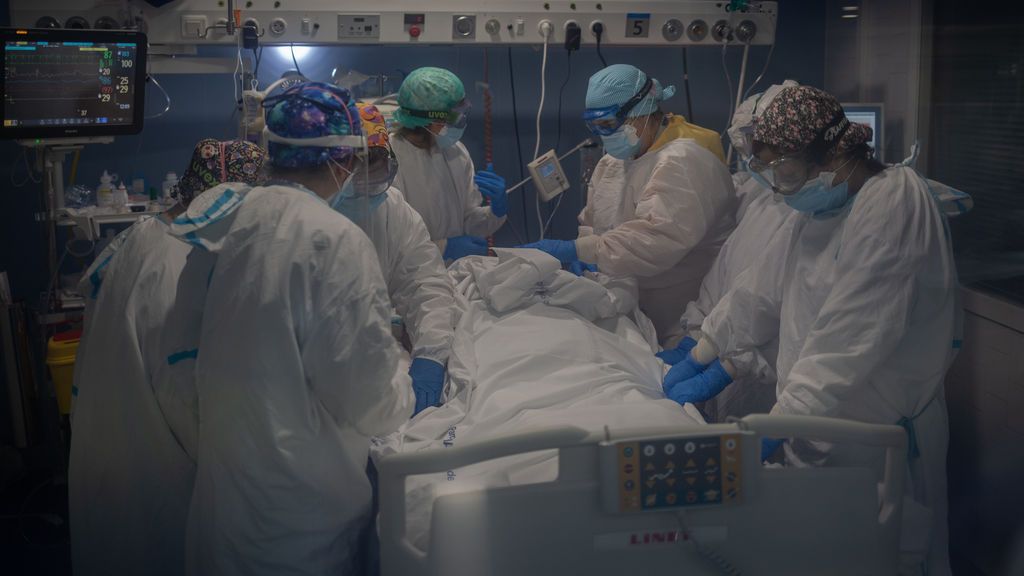 Los sanitarios piden "sacrificios" por Navidad ante la tercera ola: "Es como si cada día se estrellara un avión Airbus 320" Los sanitarios piden "sacrificios" por Navidad ante la tercera ola: "Es como si cada día se estrellara un avión Airbus 320"