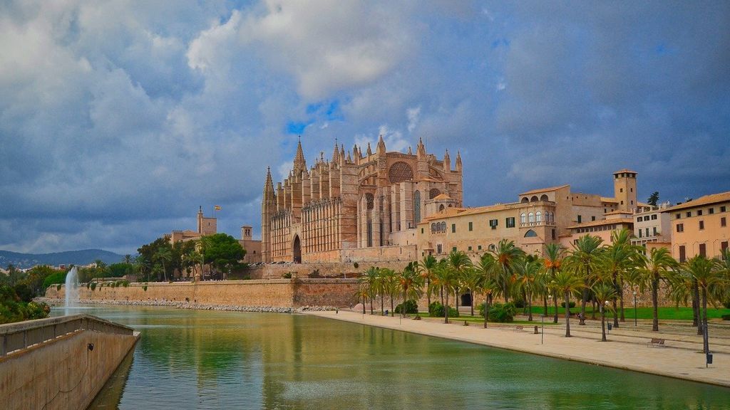 cathedral-3763071_1280