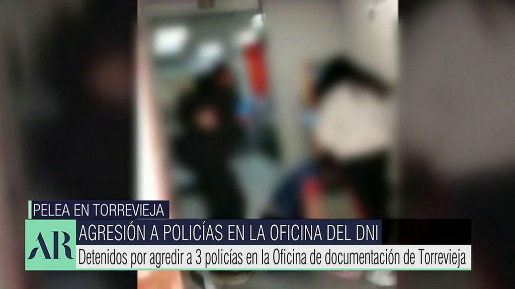 ¡Impactante imágenes! Agresión a tres policías en la oficina del DNI de Torrevieja