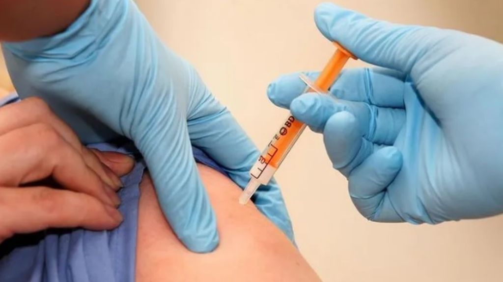 Sanidad confirma que España comenzará a vacunar entre el 27 y el 29 de diciembre, al mismo tiempo que toda la UE