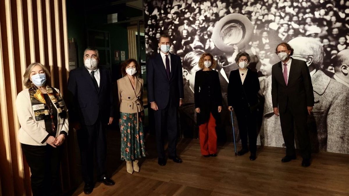 Felipe VI, junto a otras autoridades, en la inauguración de una exposición sobre Azaña Felipe VI, junto a otras autoridades, en la inauguración de una exposición sobre Azaña