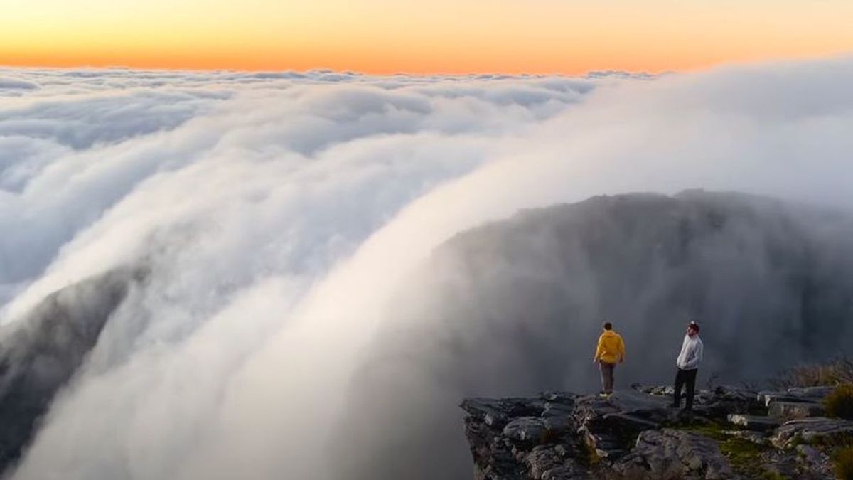 La impresionante cascada de nubes grabada en Australia desde la cima de una montaña