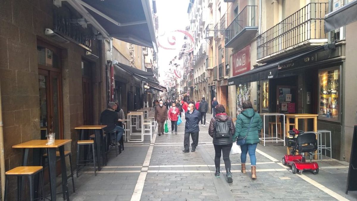 Navarra reabre el interior de los bares con los casos al alza y a una semana de Nochebuena: “Lo siento por los hosteleros, pero no me parece el mejor momento” Navarra reabre el interior de los bares con los casos al alza y a una semana de Nochebuena: “Lo siento por los hosteleros, pero no me parece el mejor momento”