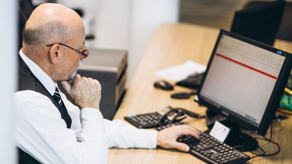 senior-manager-at-the-office-working-on-computer