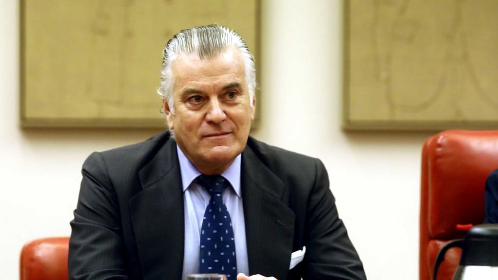 Bárcenas asegura que un abogado del PP le advirtió que si hablaba, su mujer iría a prisión Bárcenas asegura que un abogado del PP le advirtió que si hablaba, su mujer iría a prisión