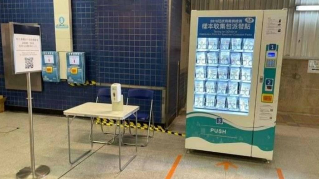 Máquina expendedora de pruebas de coronavirus en Hong Kong, similar a la instalada en Letonia para PCR
