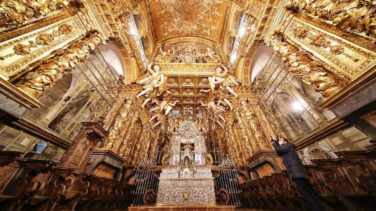 Fin a una década de obras: la Catedral de Santiago luce radiante a las puertas del Xacobeo Fin a una década de obras: la Catedral de Santiago luce radiante a las puertas del Xacobeo