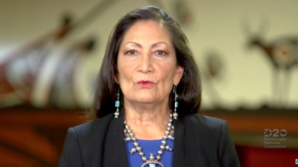 Biden elige a Deb Haaland como secretaria de Interior, la primera nativa americana en ocupar el cargo Biden elige a Deb Haaland como secretaria de Interior, la primera nativa americana en ocupar el cargo