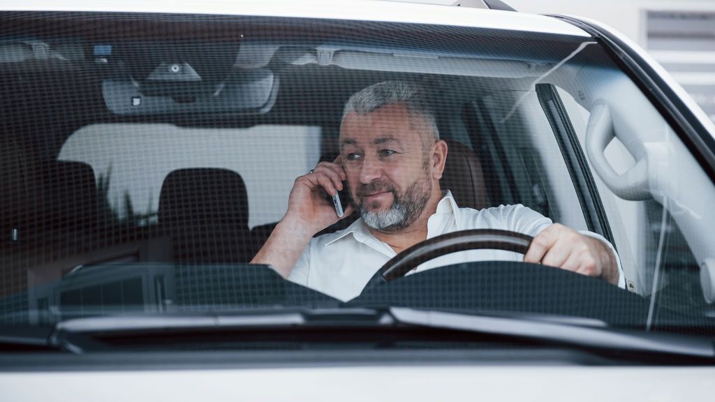 La DGT aclara cuándo podrán multarte (y la excepción) por usar el teléfono móvil dentro del coche