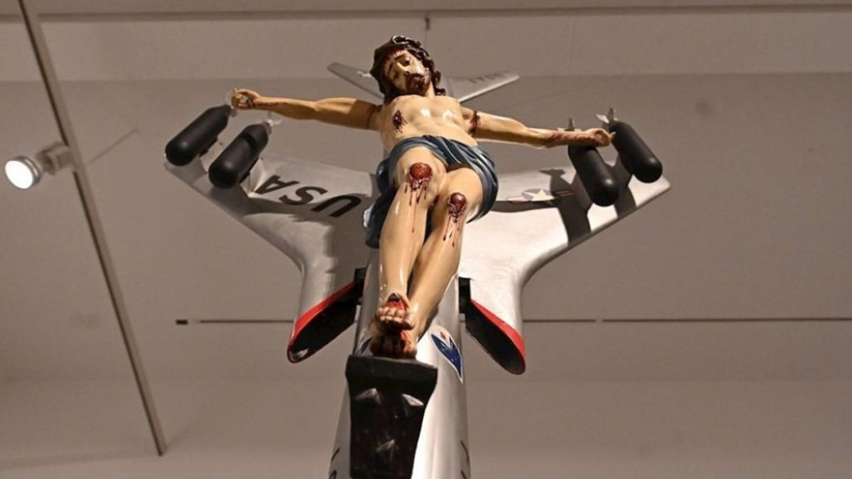 Abogados Cristianos se querella contra el Reina Sofía por exponer a un Cristo crucificado en un avión Abogados Cristianos se querella contra el Reina Sofía por exponer a un Cristo crucificado en un avión