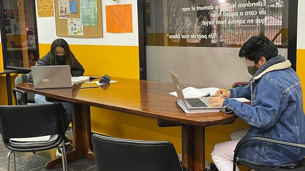 Con deberes, pero sin ordenador por la covid-19: "En casa no tenemos y ahora mandan más tareas por internet" Con deberes, pero sin ordenador por la covid-19: "En casa no tenemos y ahora mandan más tareas por internet"