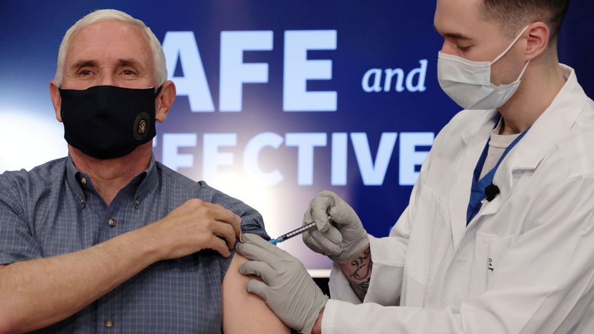 Mike Pence se pone en público la vacuna de la covid-19 para generar confianza