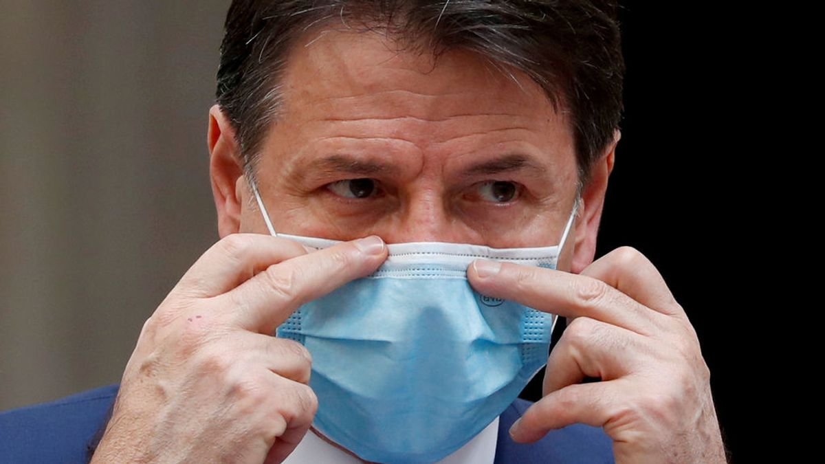 Conte cede a las presiones de sus socios e impone el confinamiento durante las fiestas en Italia Conte cede a las presiones de sus socios e impone el confinamiento durante las fiestas en Italia