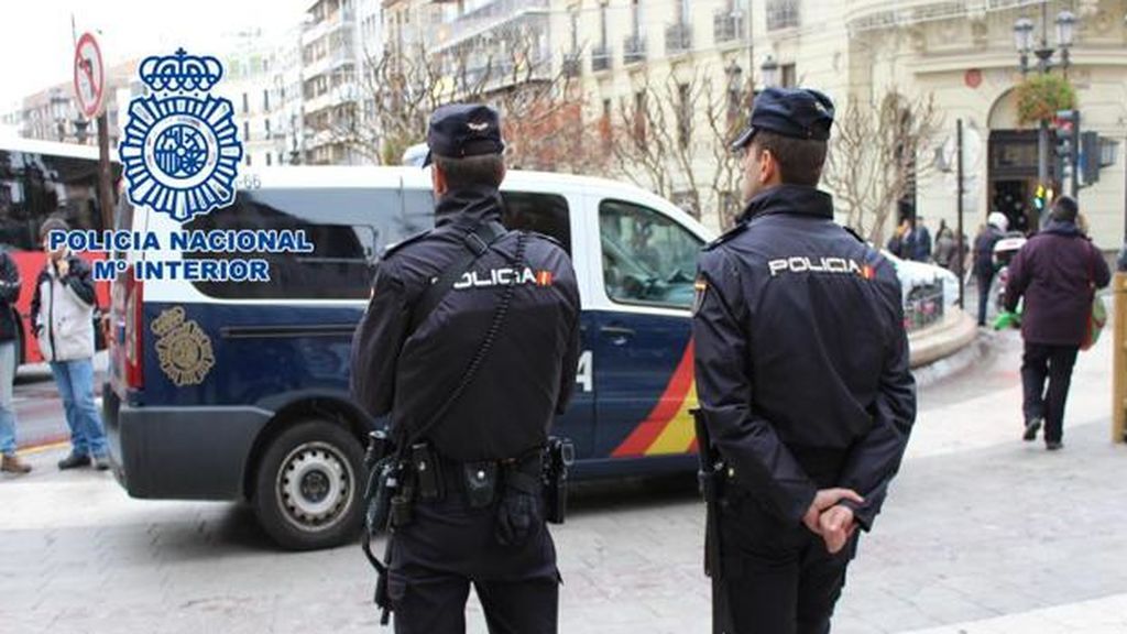 Detenidos tres menores por la brutal paliza a un compañero de instituto para robarle el móvil en Madrid Detenidos tres menores por la brutal paliza a un compañero de instituto para robarle el móvil en Madrid
