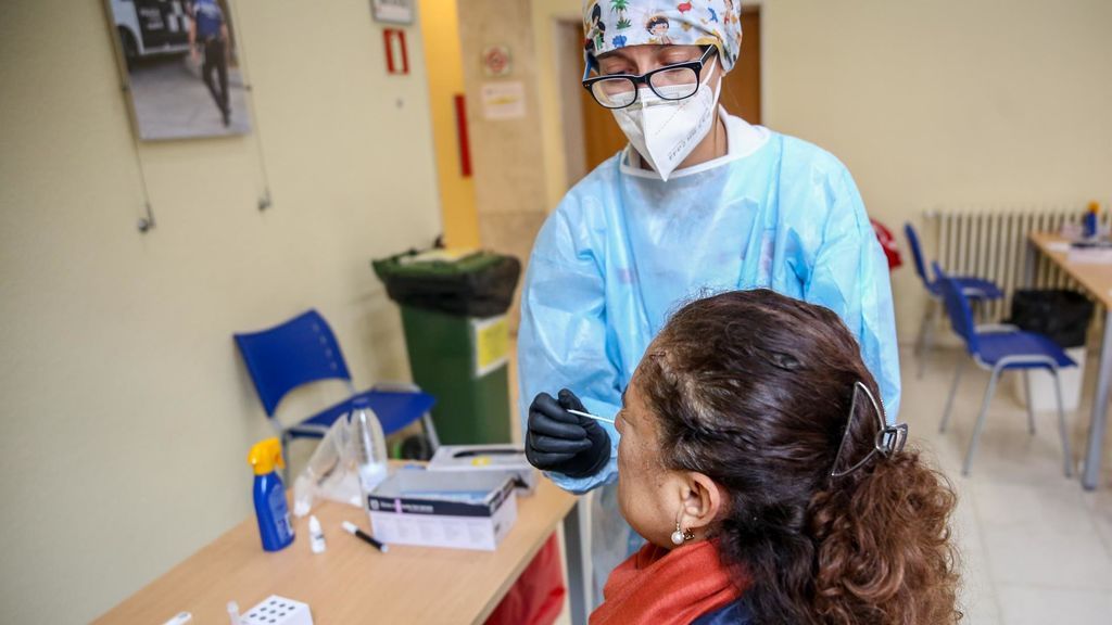 Andalucía baja su tasa de incidencia de los 135 puntos pero se mantiene en los 1.000 contagios diarios Andalucía baja su tasa de incidencia de los 135 puntos pero se mantiene en los 1.000 contagios diarios