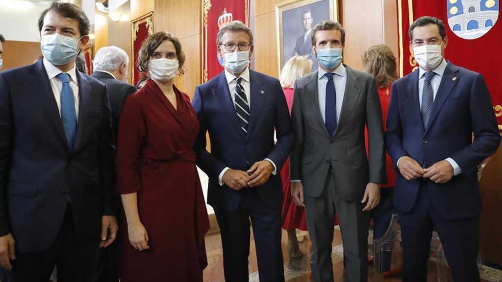 Las Comunidades del PP abren la batalla contra Sánchez por el reparto de las vacunas Las Comunidades del PP abren la batalla contra Sánchez por el reparto de las vacunas